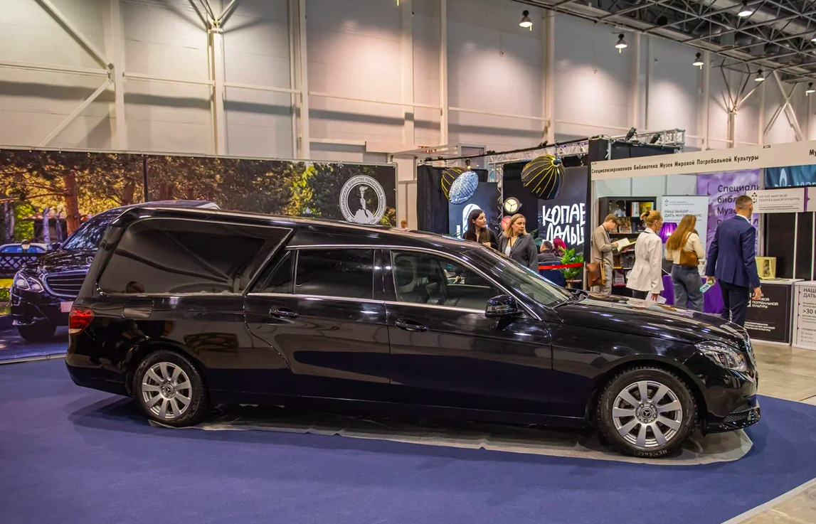 Фото Сталин в гробу, памятники Фриске и Жириновского. В Новосибирске опубликованы кадры с ритуальной выставки – 15 будоражащих кадров 12 - Сиб.ФМ Фото Сталин в гробу, памятники Фриске и Жириновского. В Новосибирске опубликованы кадры с ритуальной выставки – 15 будоражащих кадров 12